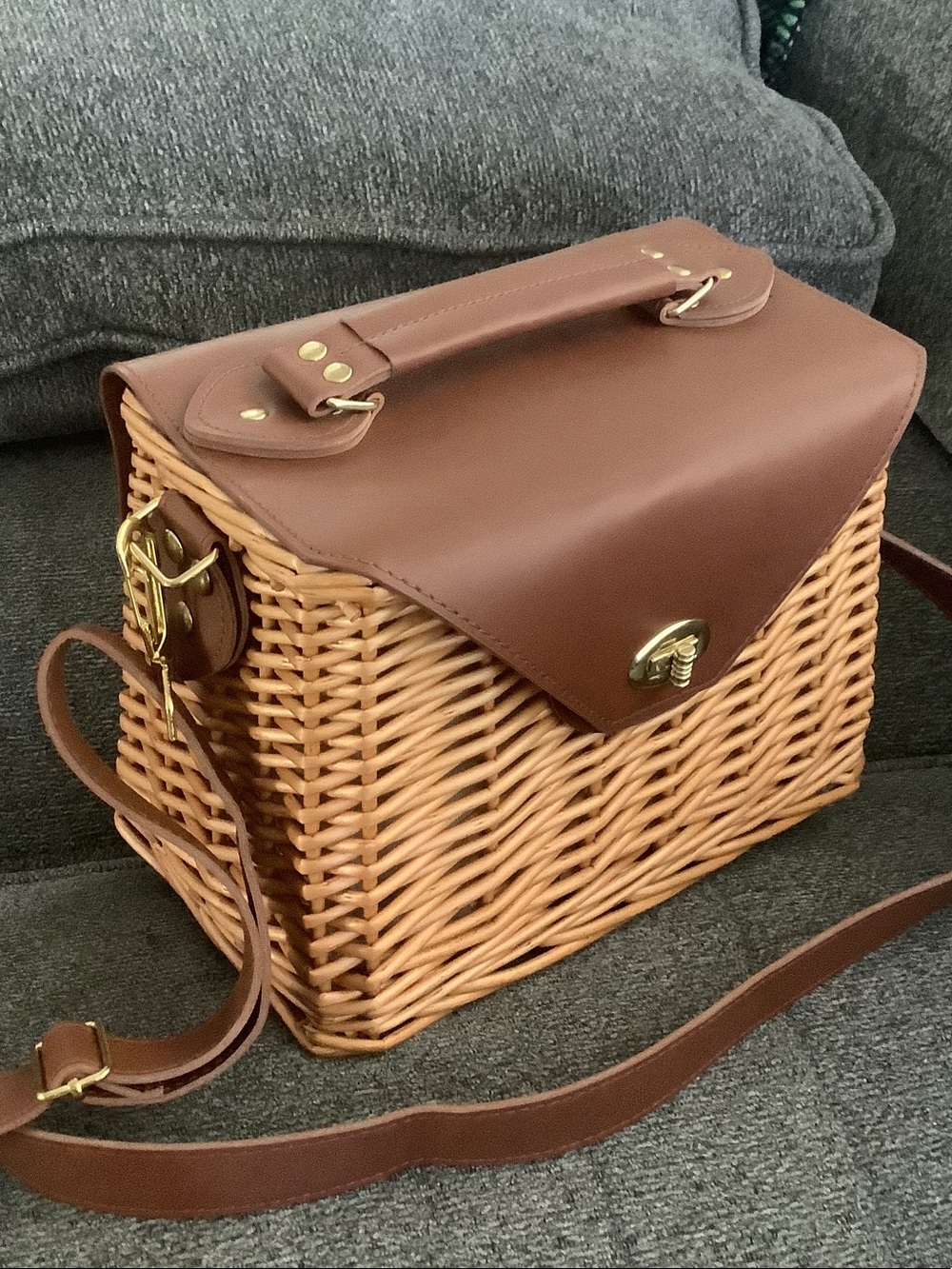 Woven Basket Crossbody with Brown pc faux Leather Flap - Picture 3 of 8